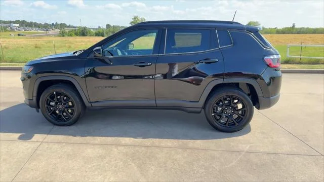 New 2026 Diamond Black Crystal Pearl-Coat Exterior Paint Jeep Latitude image 5