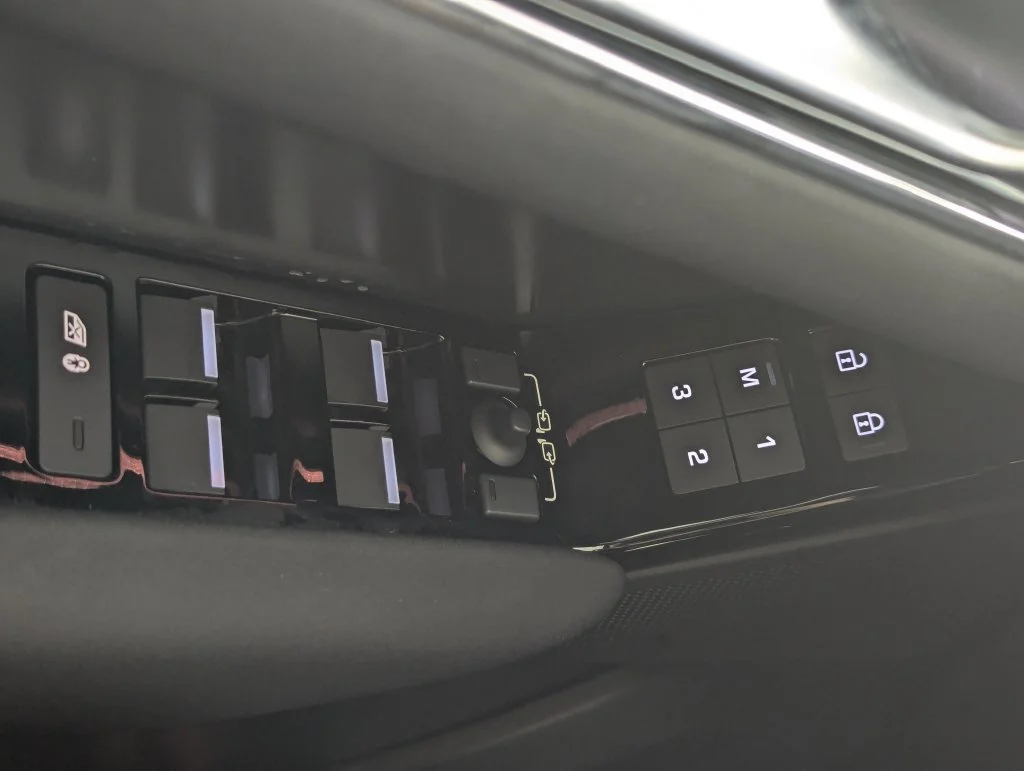 Used 2025 Black Land Rover Dynamic SE image 46