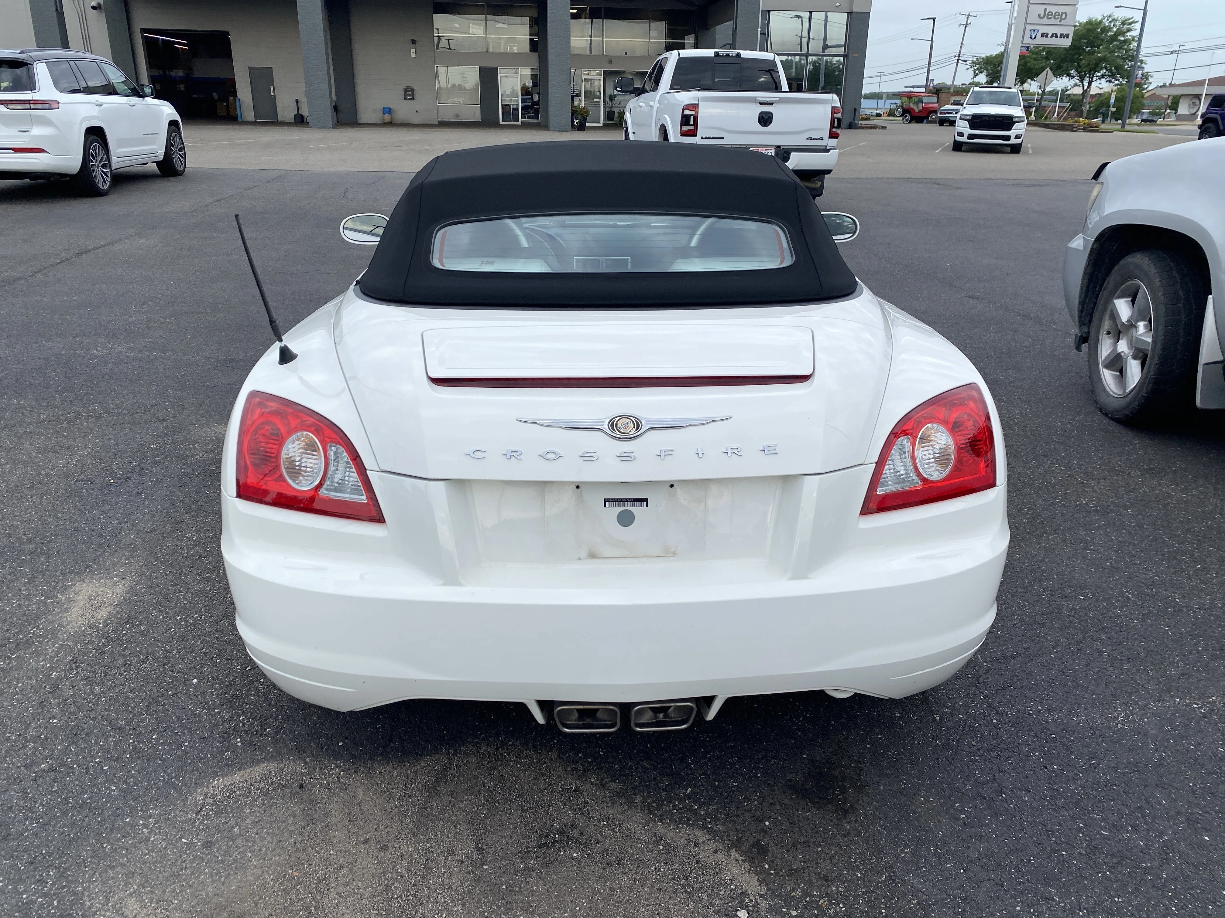 Used 2005 Alabaster Chrysler  image 3