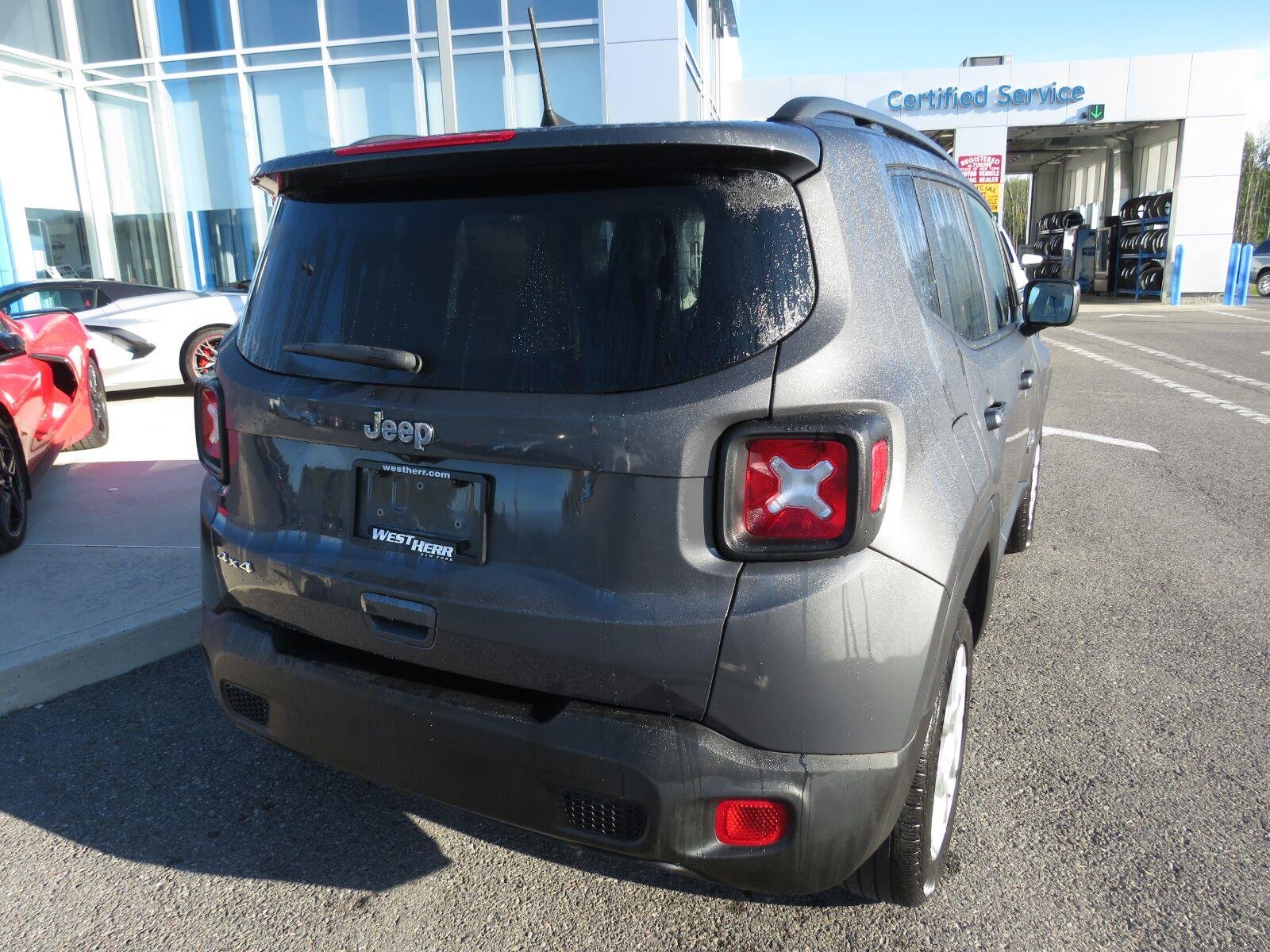Used 2023 Graphite Gray Jeep Latitude image 9