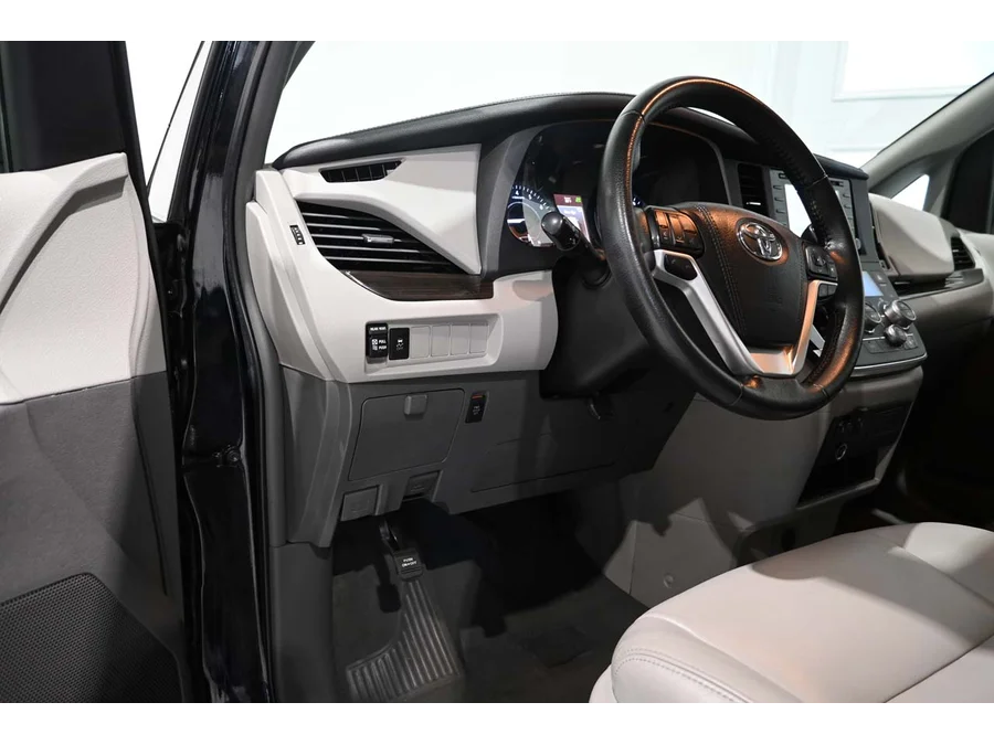 Used 2019 BLACK Toyota XLE Mobility Handicap Van image 28