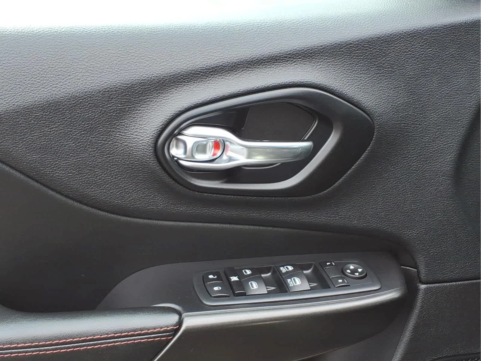 Used 2021 Olive Green Pearlcoat Jeep Trailhawk image 12