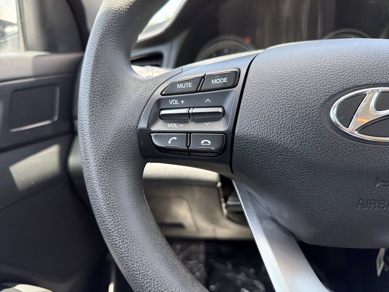 Used 2020 Quartz White Pearl Hyundai SE image 23