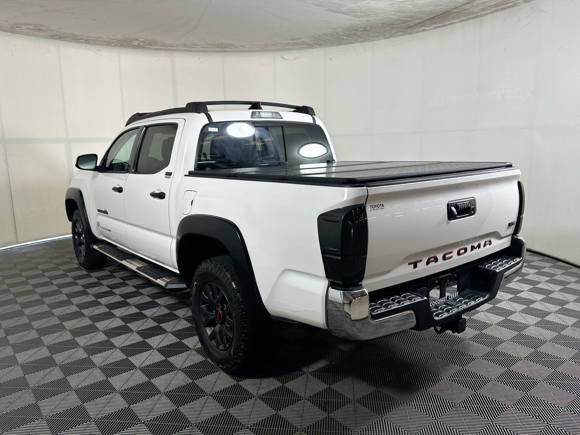 Used 2020 Super White Toyota SR5 image 5