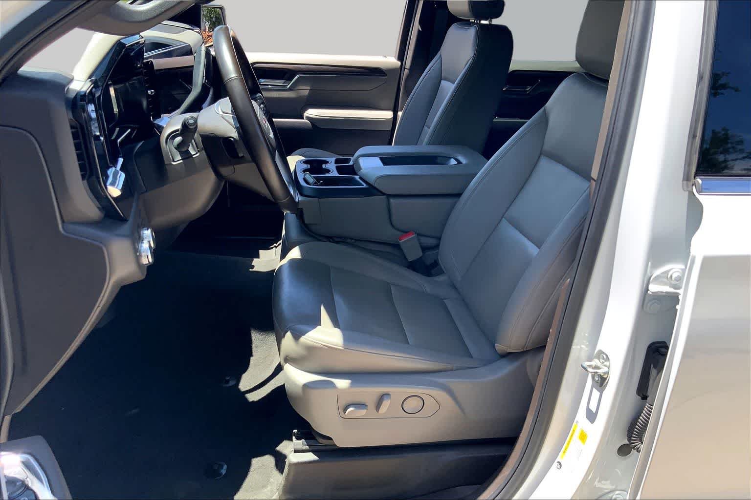 Used 2025 Summit White GMC SLT image 8
