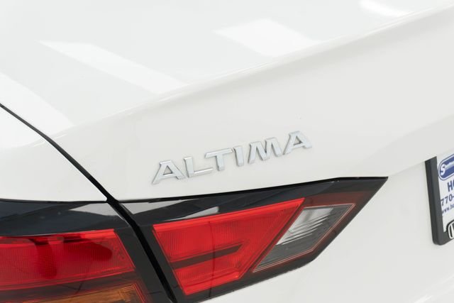 Used 2022 White Nissan 2.5 S image 10