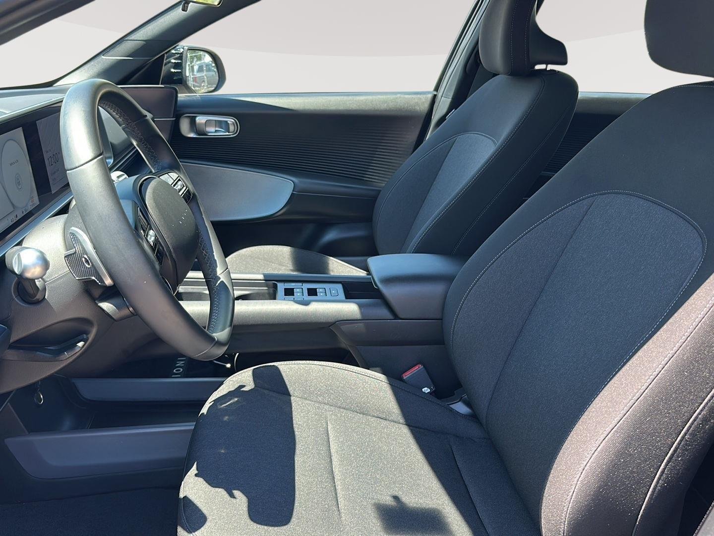 Used 2024 BLACK HYUNDAI SE image 17