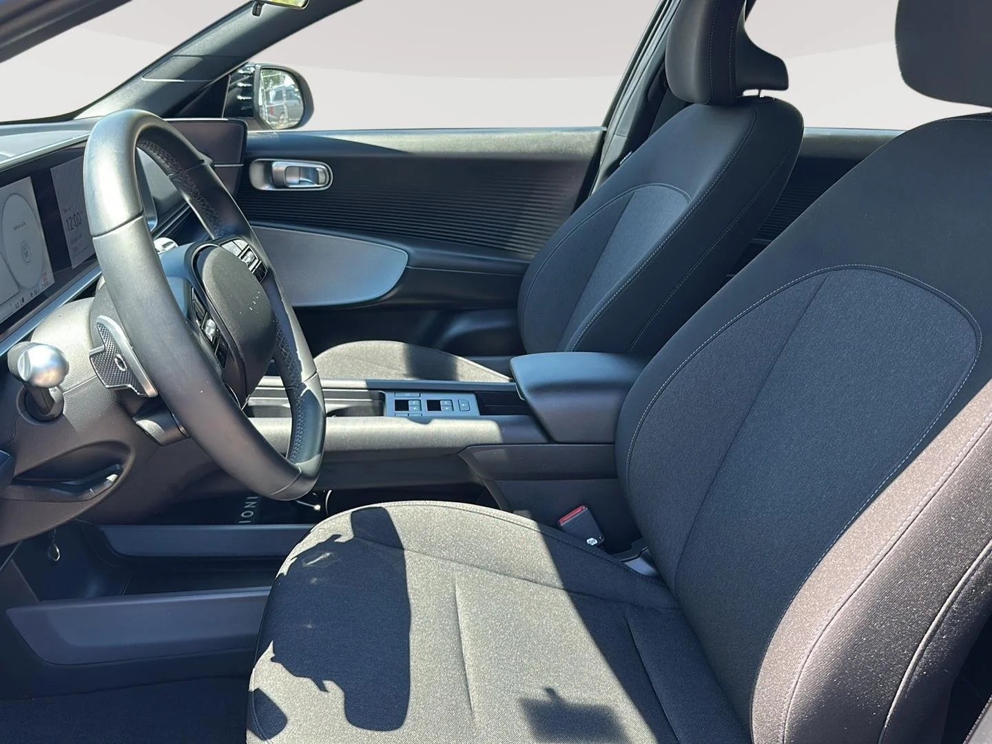 Used 2024 BLACK HYUNDAI SE image 17
