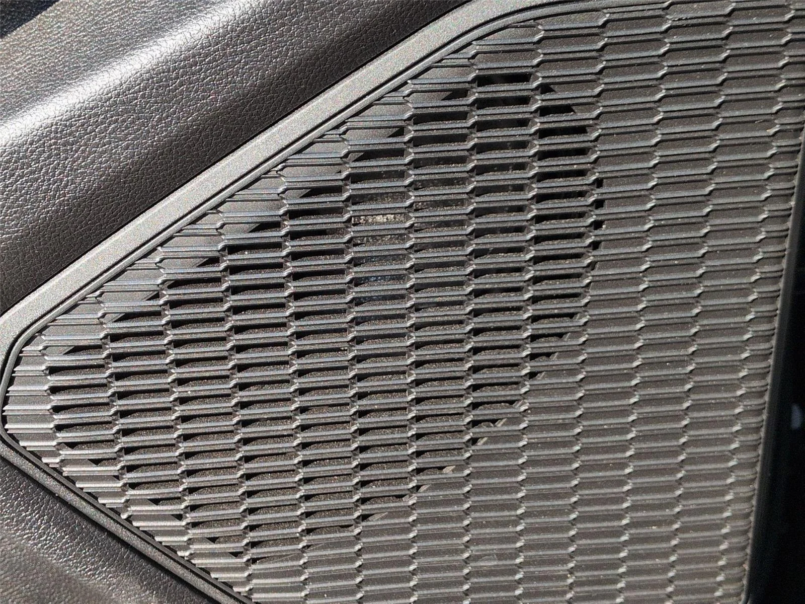 Used 2025 Diamond Black Crystal Pearlcoat Jeep Limited image 17