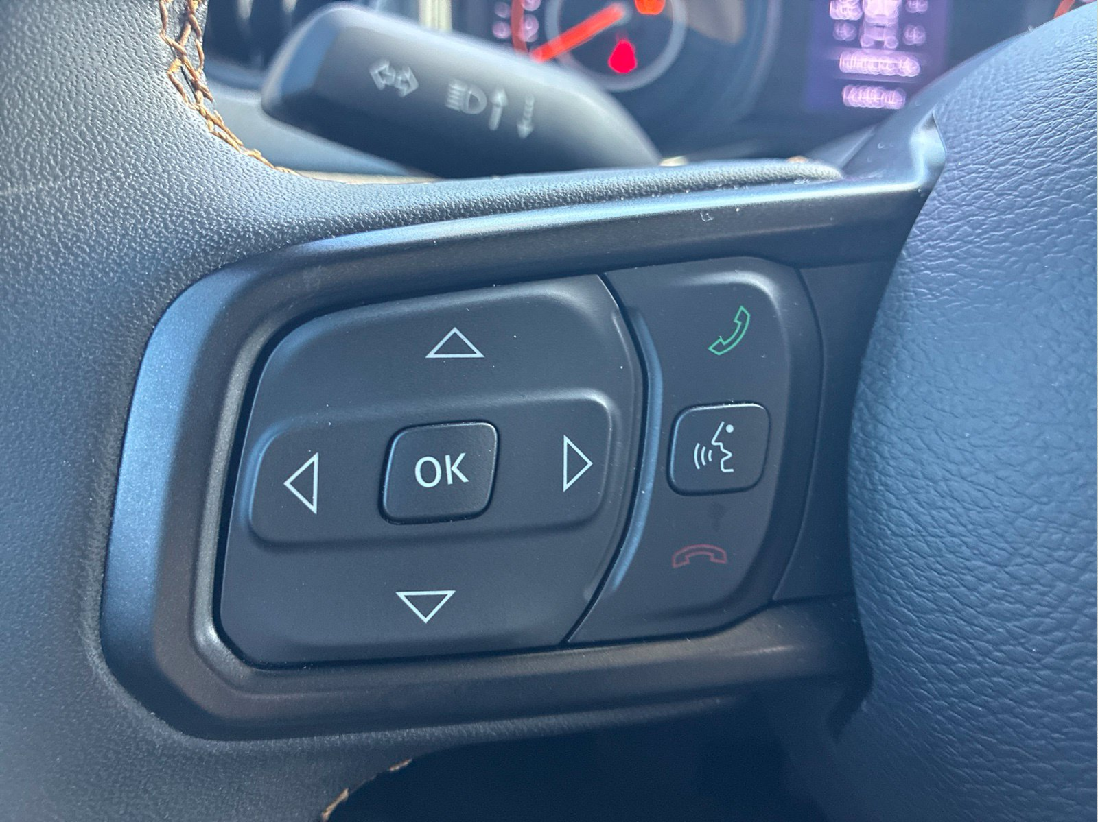 Used 2025 Green Jeep Sport S image 11