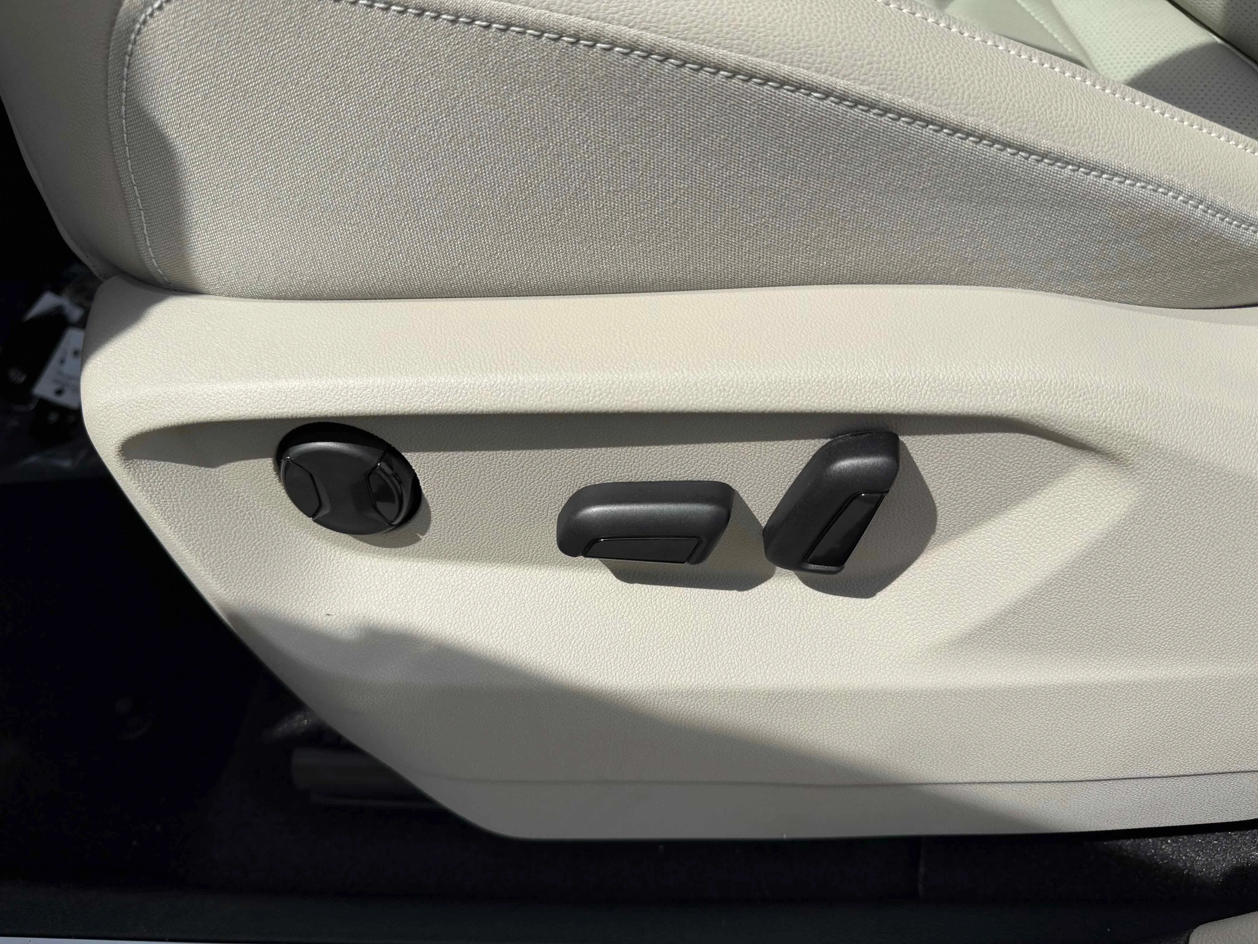 New 2026 Opal White Volkswagen 2.0T SE w/Technology image 15