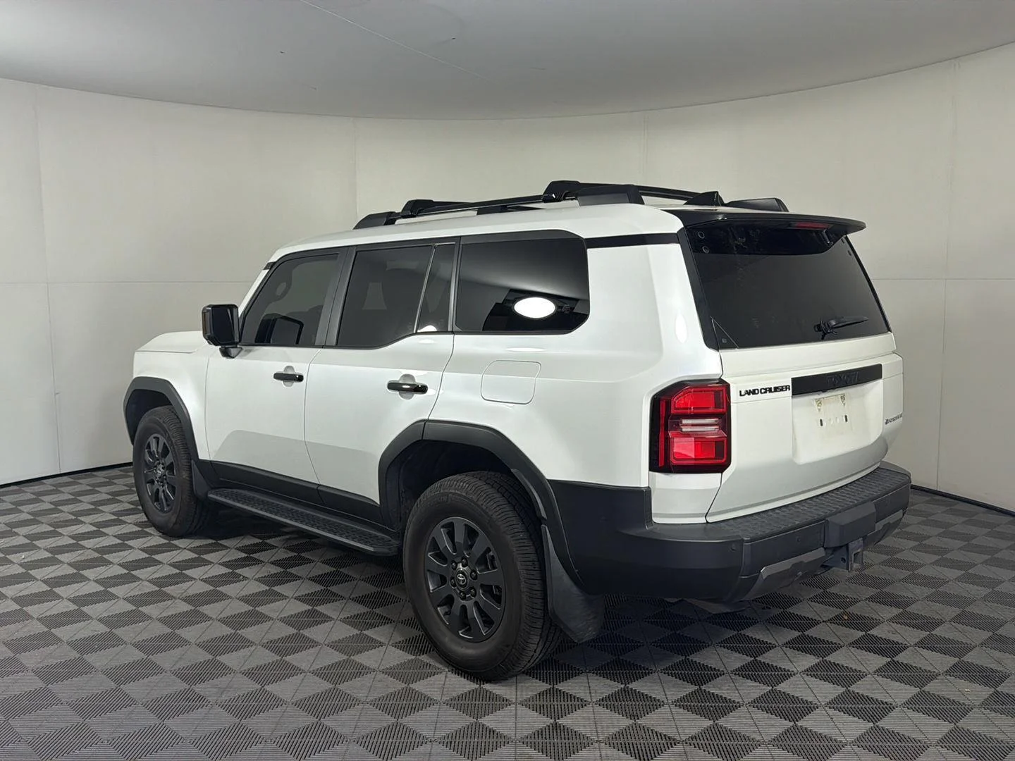Used 2024 Wind Chill Pearl Toyota Base image 3