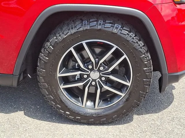 Used 2017 Red Jeep Trailhawk image 9