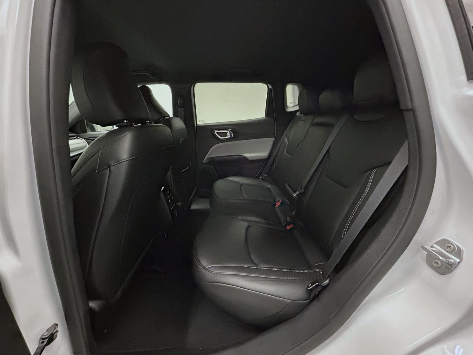 New 2026 Bright White Clear-Coat Exterior Paint Jeep Limited image 19