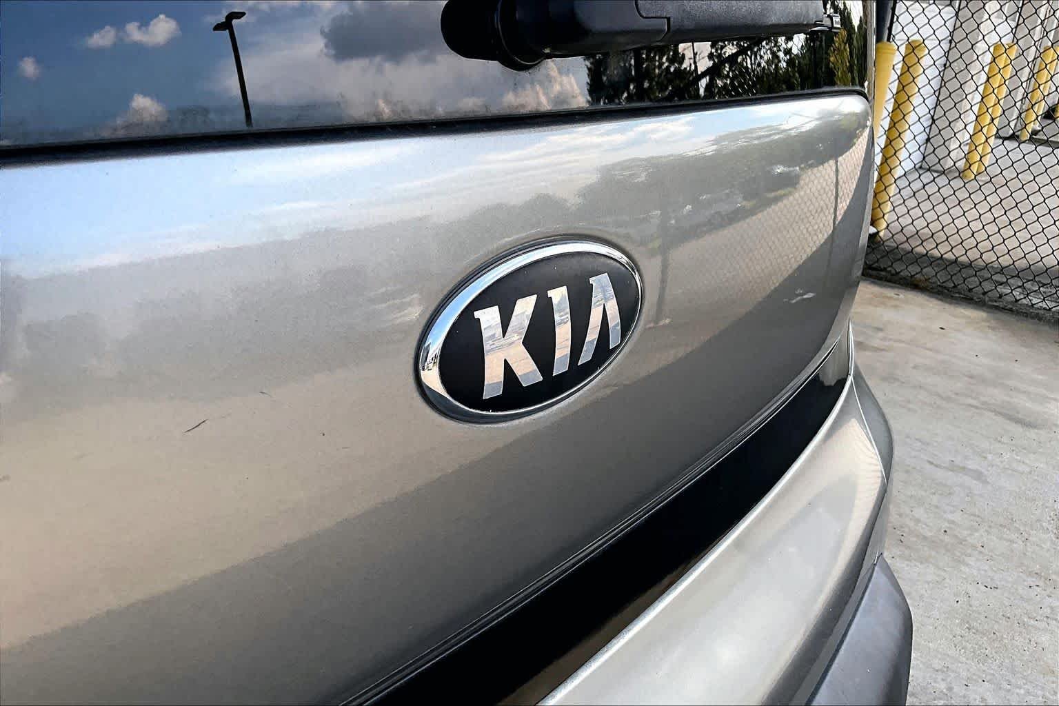 Used 2015 Titanium Gray Kia Base image 28