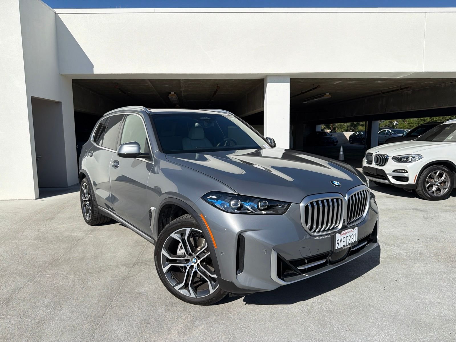 Used 2026 Skyscraper Grey Metallic BMW xDrive40i image 2