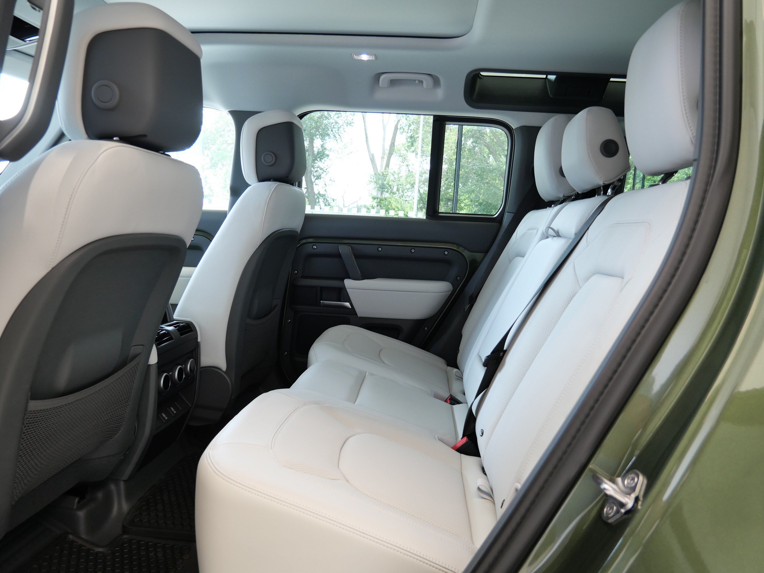 New 2026 Woolstone Green Land Rover X-Dynamic SE image 6