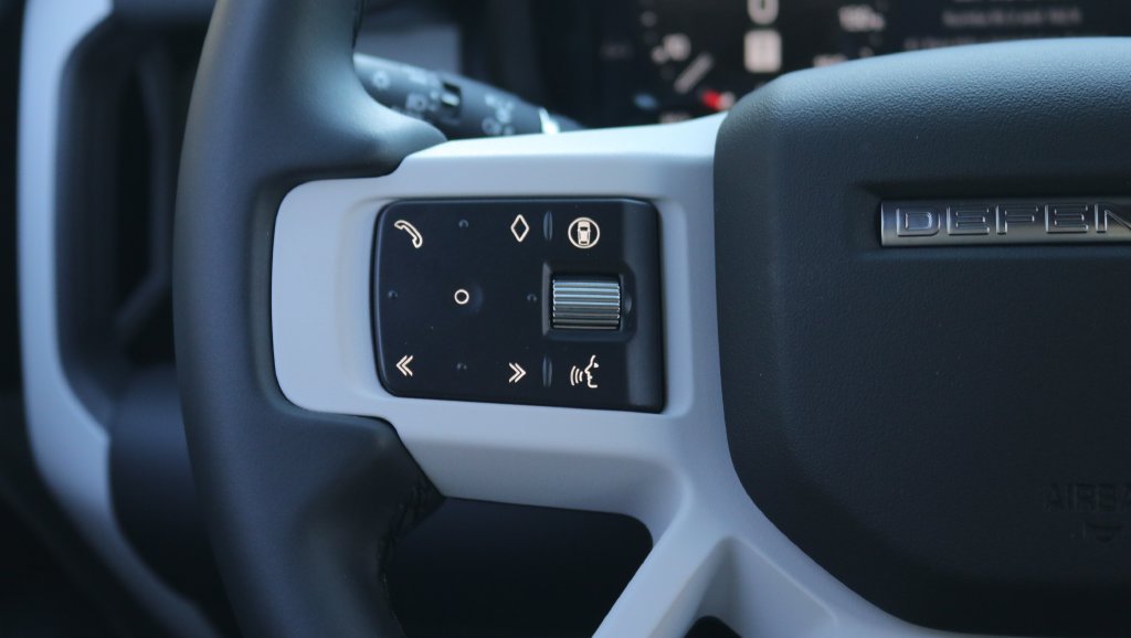 Used 2025 White Land Rover X-Dynamic SE image 19