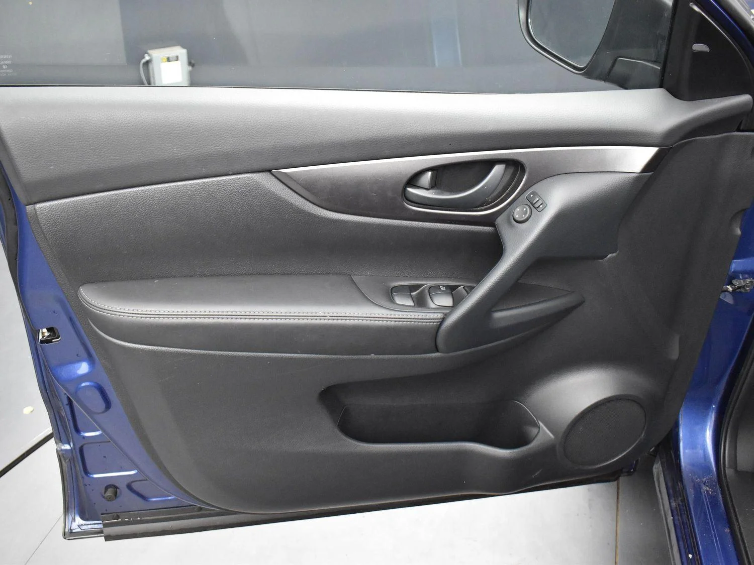Used 2022 Caspian Blue Metallic Nissan S image 9