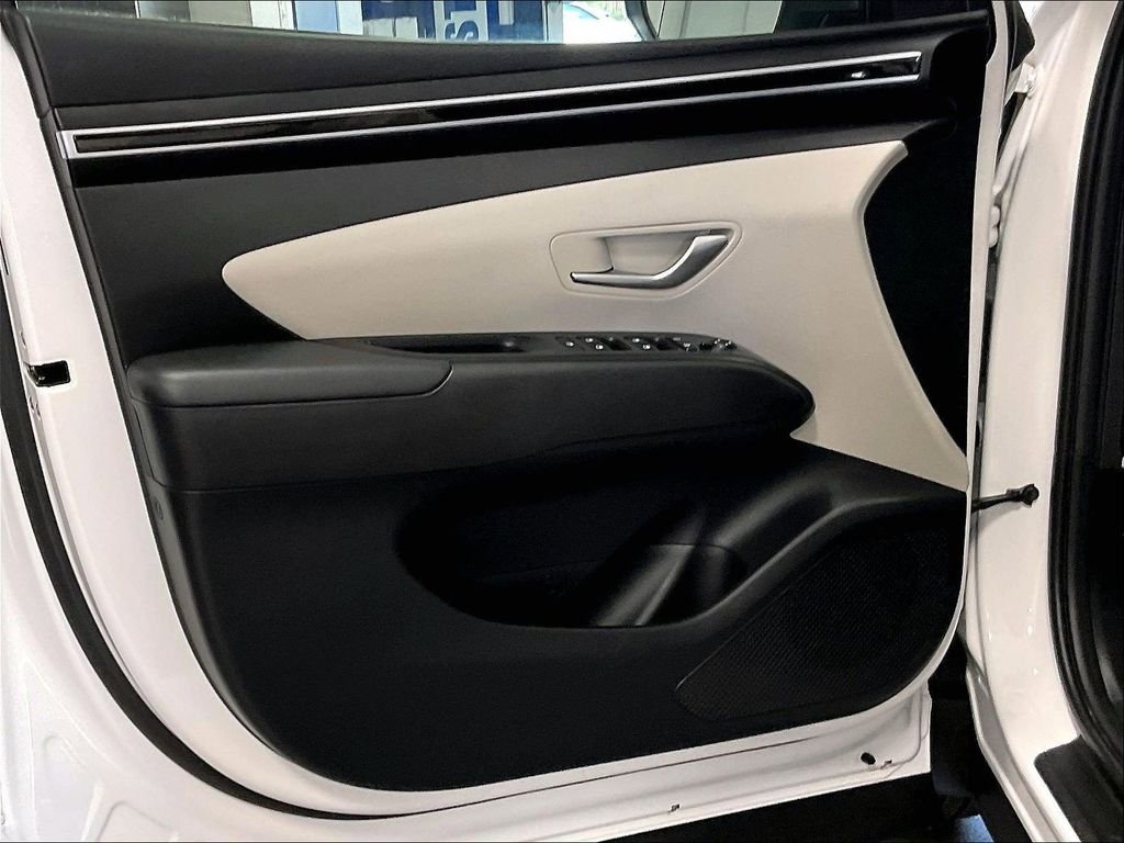 Used 2023 White Hyundai SE image 9