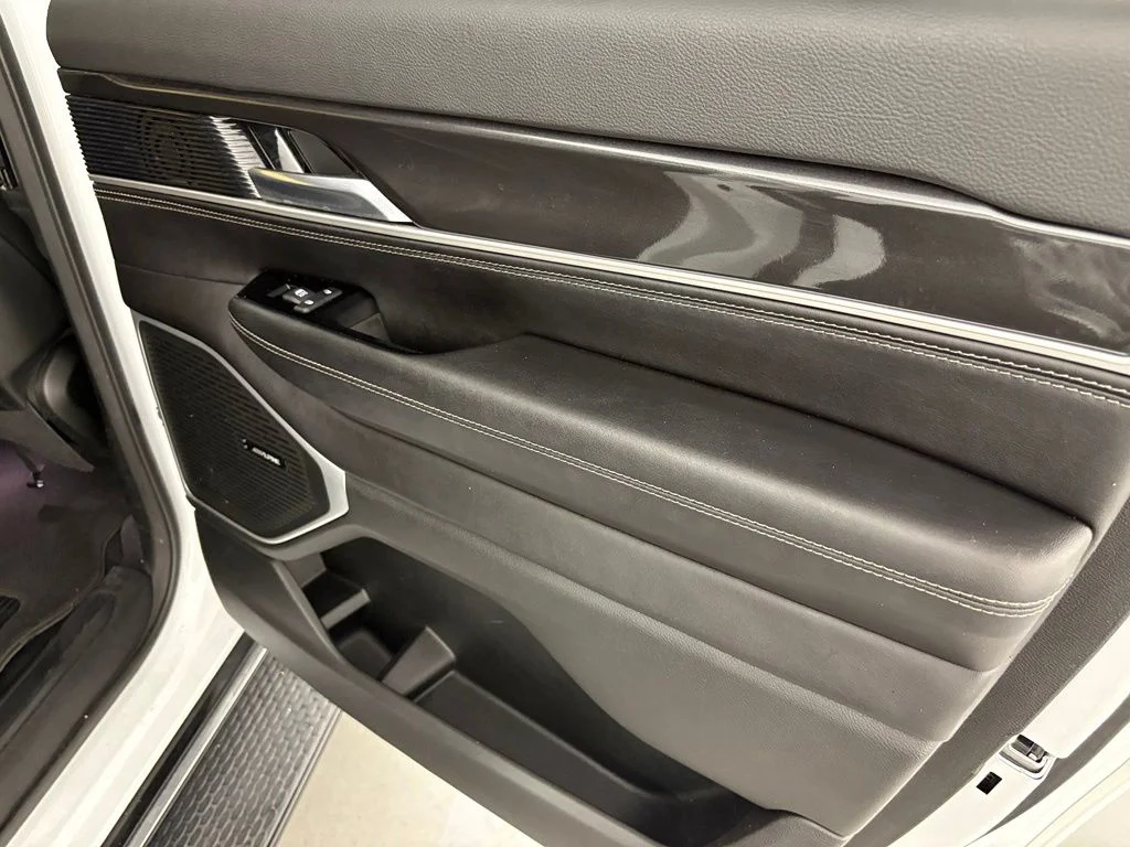 Used 2023 White Jeep Base image 39