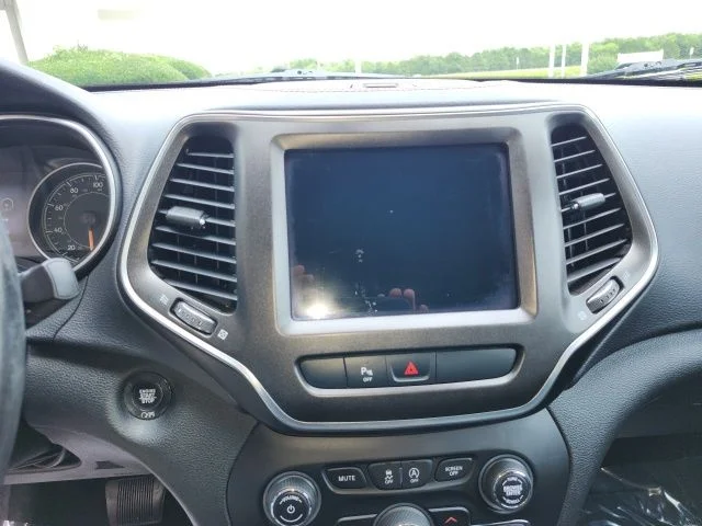 Used 2019 Crystal Metallic Jeep Trailhawk image 25