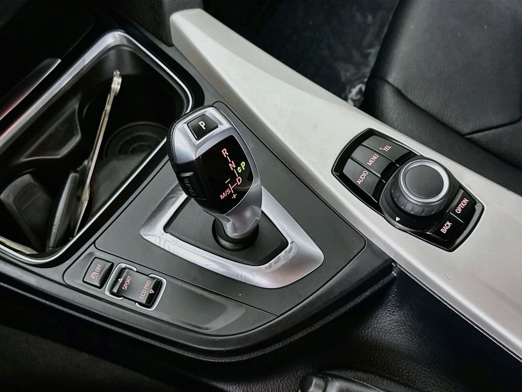 Used 2015 Alpine White BMW 320i image 16