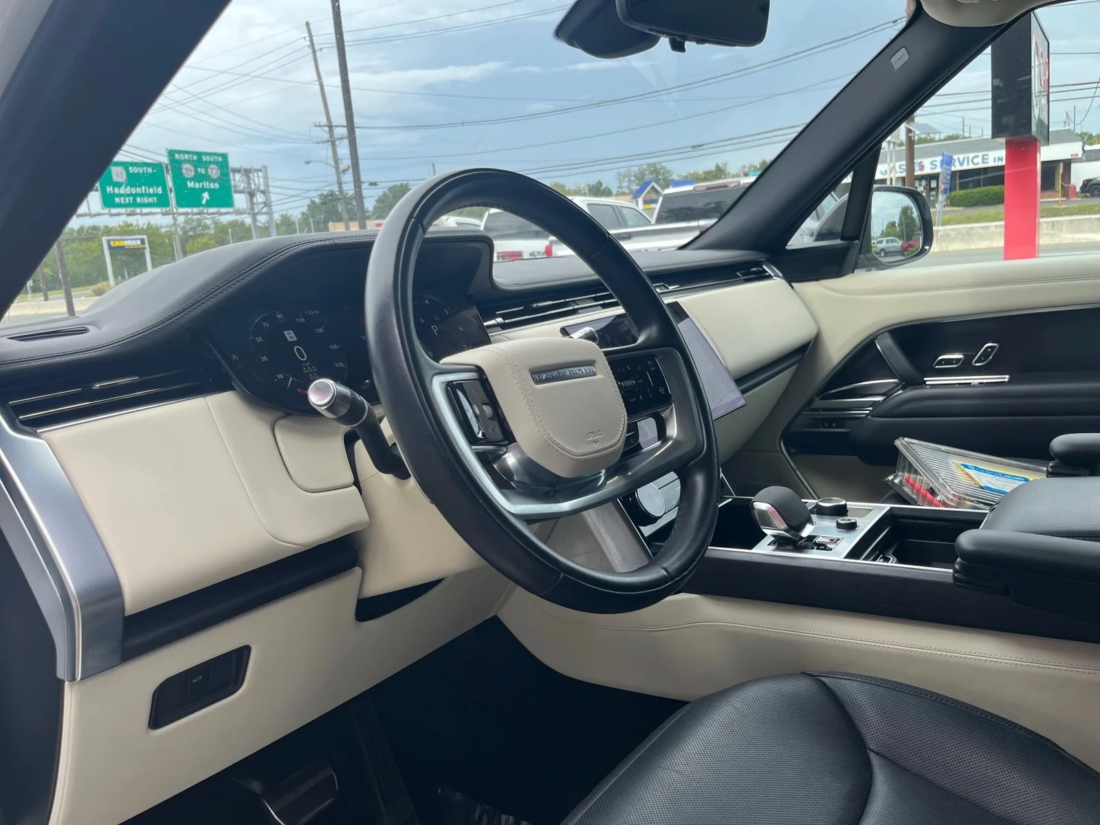 Used 2022 Fuji White Land Rover SE AWD image 18