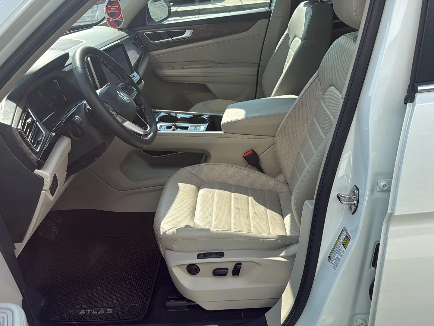Certified Used 2025  Volkswagen 2.0T SEL image 18