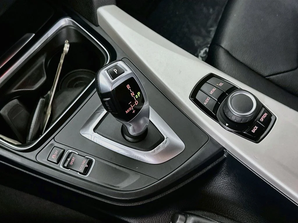 Used 2015 Alpine White BMW 320i image 16
