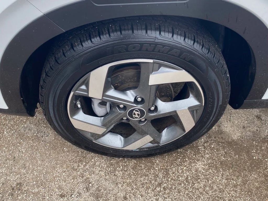 Used 2025 White Hyundai SEL image 17