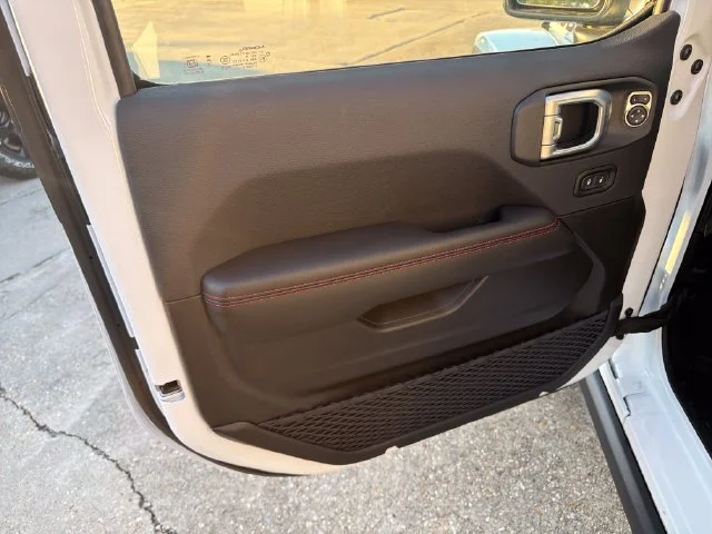 New 2027 Bright White Clear-Coat Paint Jeep Rubicon X image 13