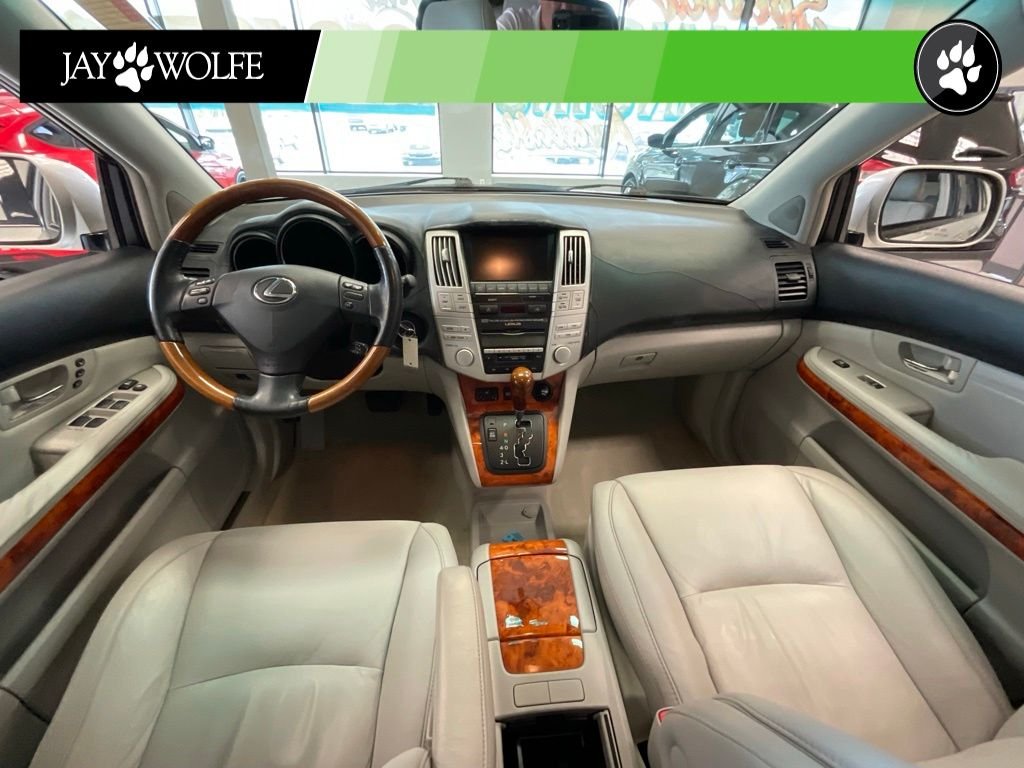 Used 2005  Lexus 330 image 8