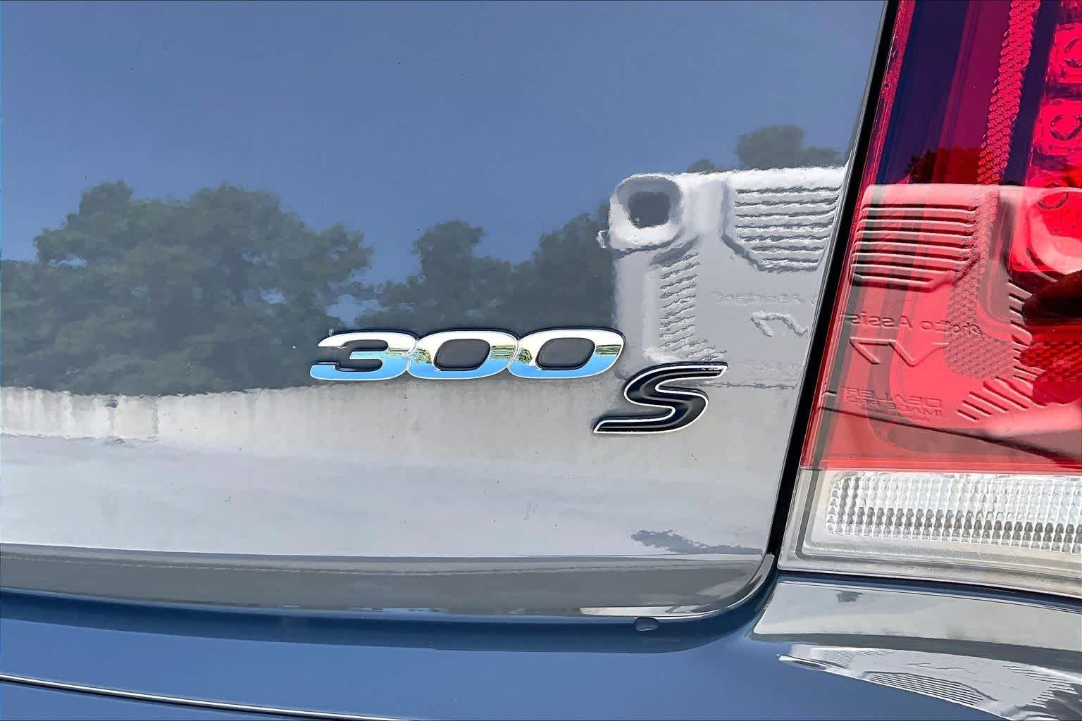 Used 2019 Ceramic Grey Clearcoat Chrysler 300S image 29