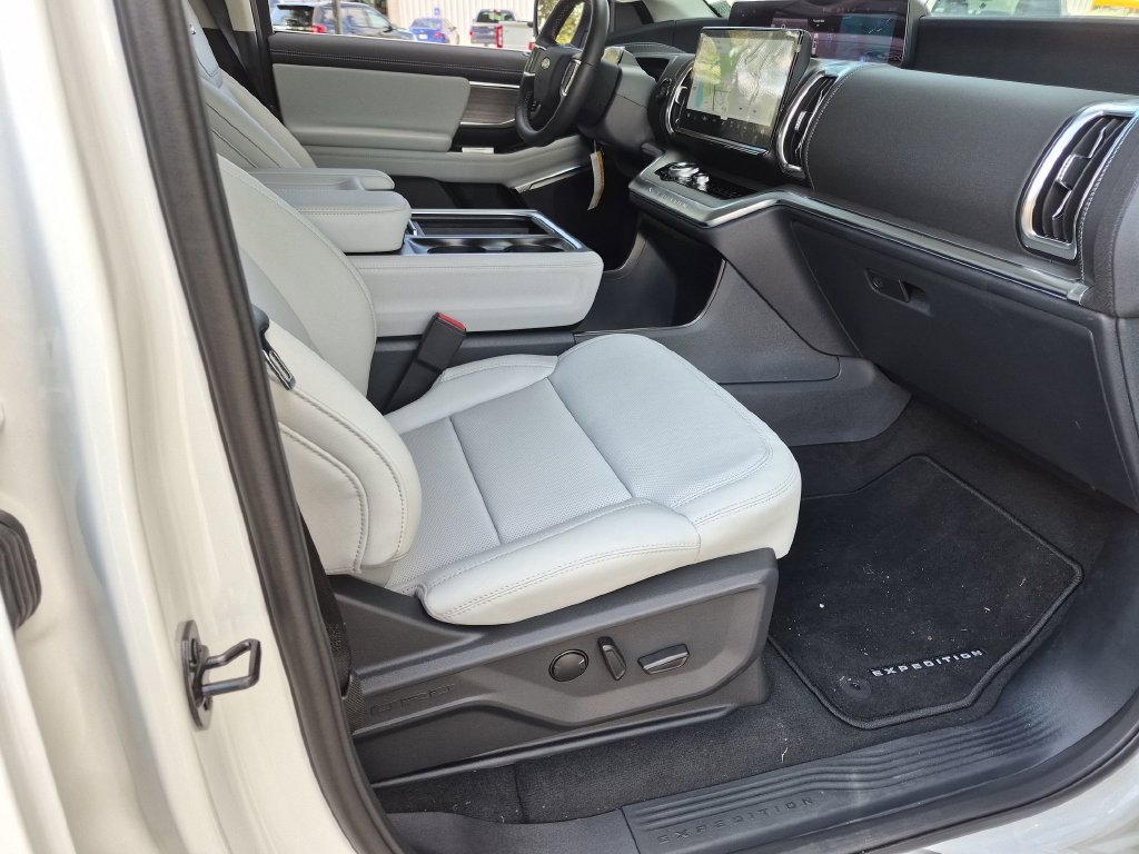 New 2027 Star White Metallic Tri-Coat Ford MAX Platinum image 31