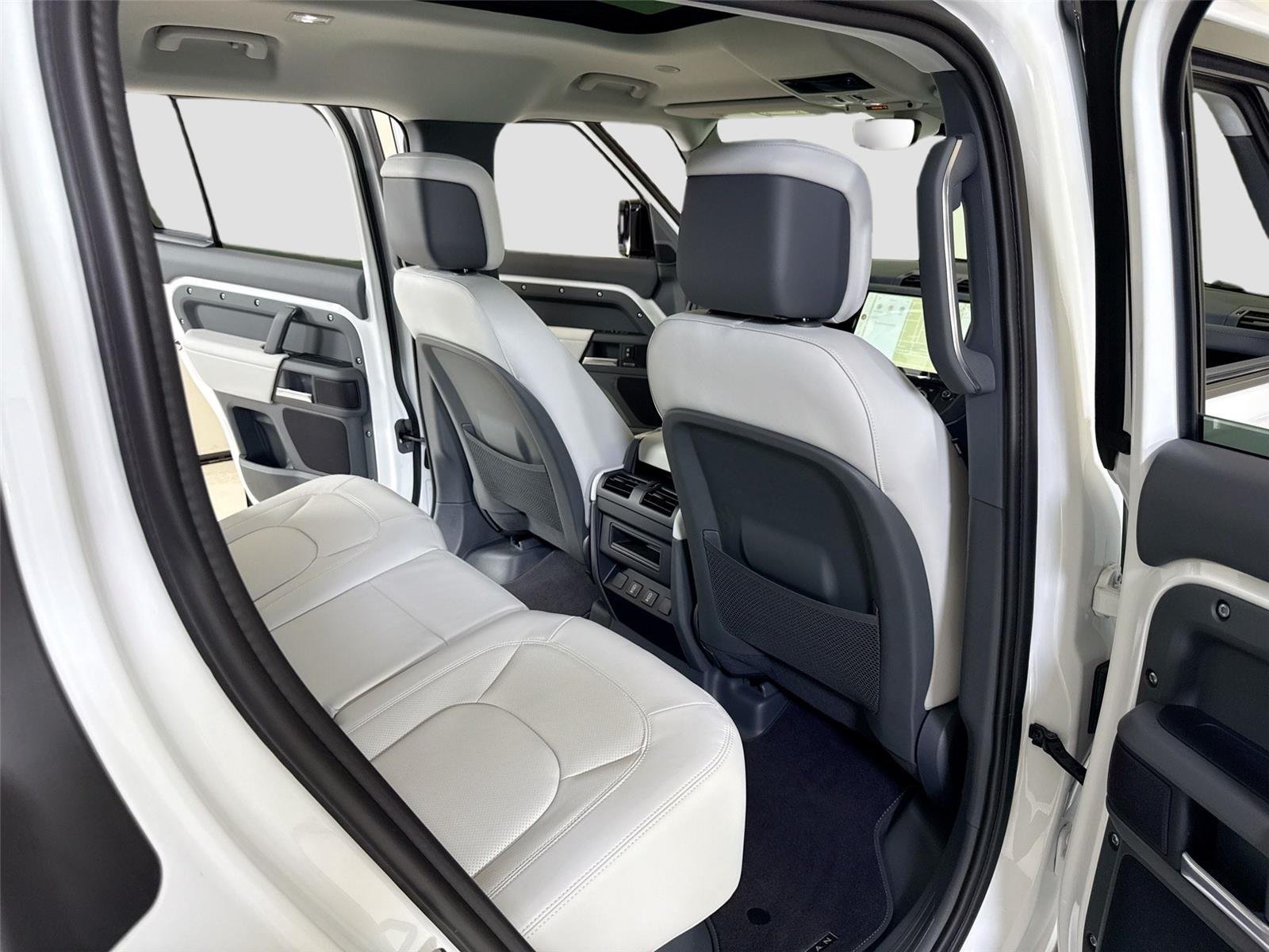 Used 2026 Fuji White Land Rover X-Dynamic SE | Urban Widetrack Build image 24