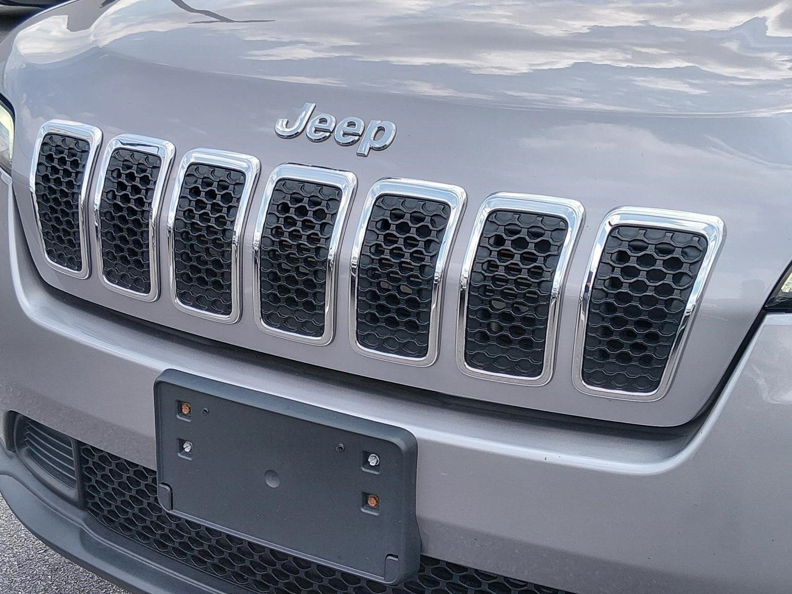 Used 2019 Granite Crystal Metallic Clearcoat Jeep Latitude Plus image 14