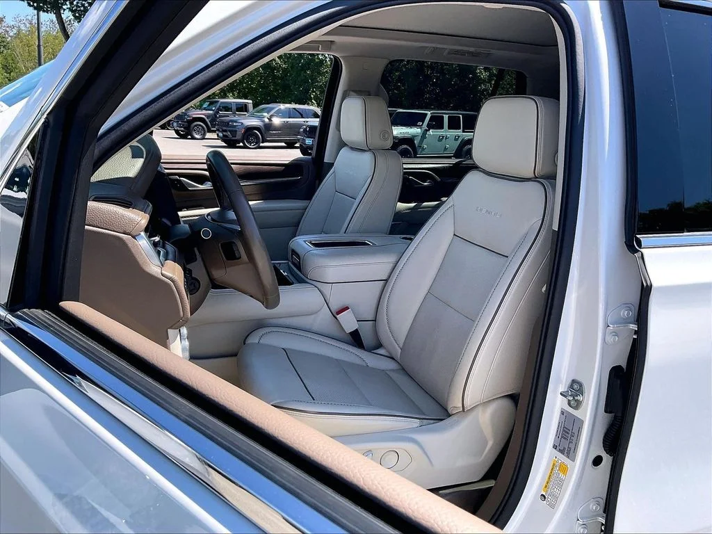 Used 2022 White Frost Tricoat GMC Denali image 9
