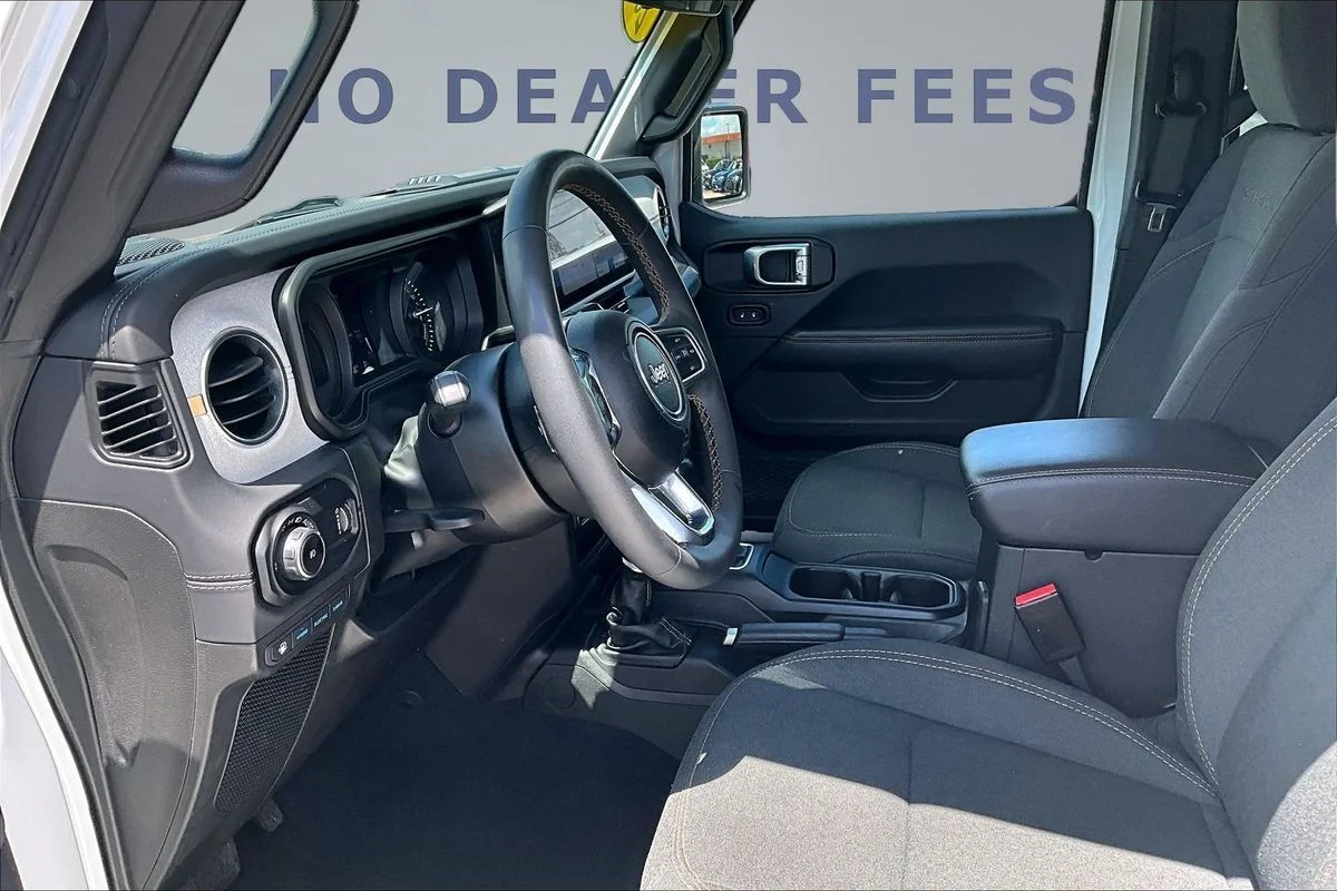 Used 2024  Jeep Sahara 4xe image 17
