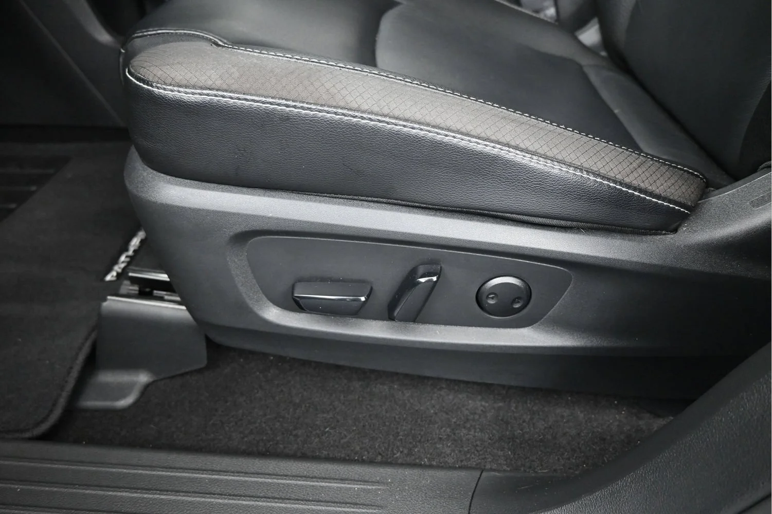 Certified Used 2024 Pearl White Tricoat Nissan SL image 10