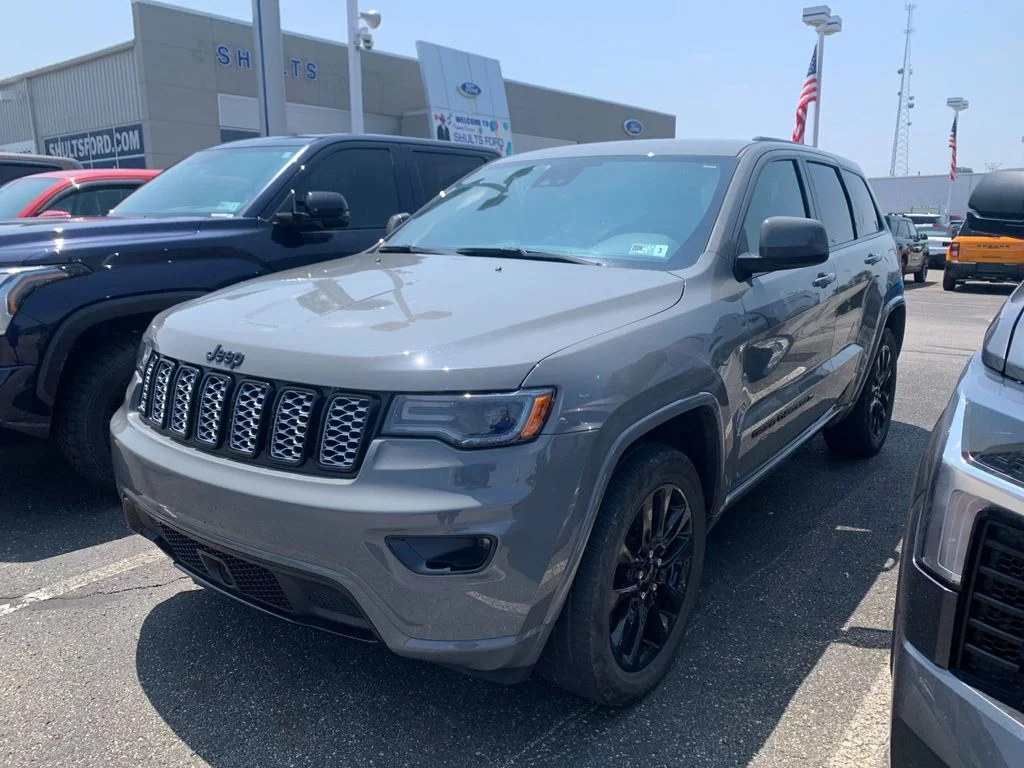 Used 2022 Gray Jeep Laredo X image 5