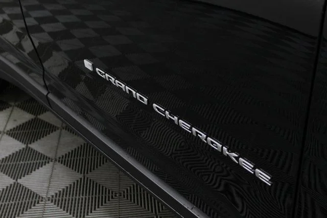 New 2026 Diamond Black Crystal Pearl-Coat Exterior Paint Jeep Limited image 23