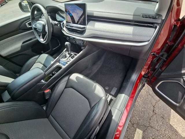 Used 2022 Red Jeep Latitude image 29