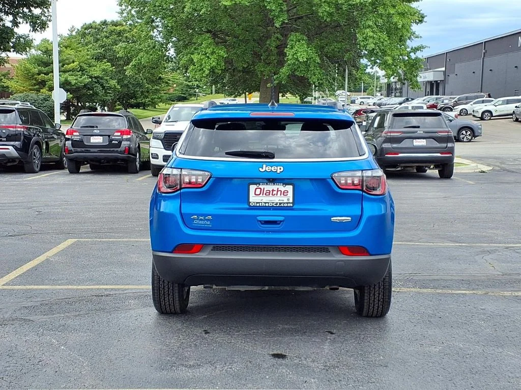 Used 2023 Blue Jeep Latitude image 28