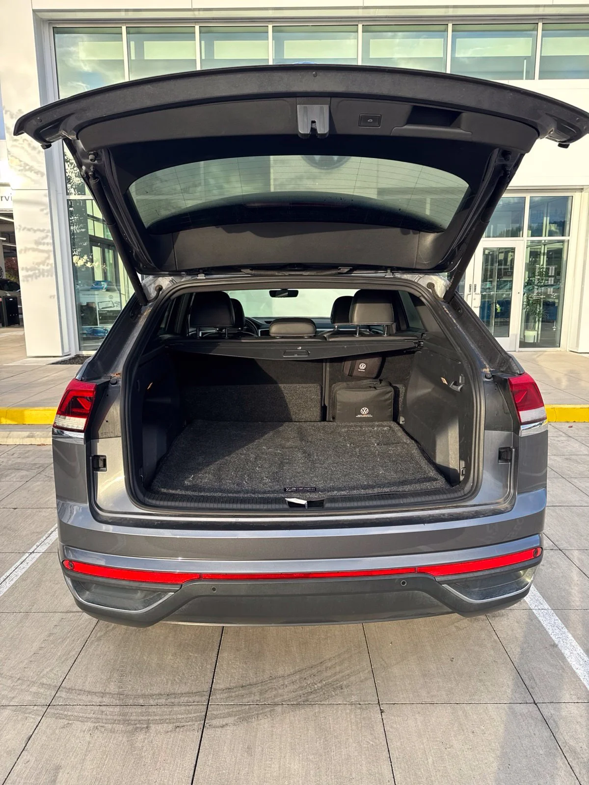 Used 2023 Gray Volkswagen 2.0T SE w/Technology image 9