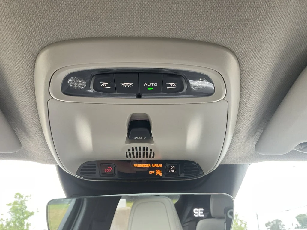 Used 2020 White Volvo Momentum image 27