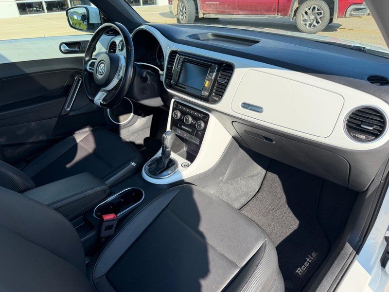 Used 2018 Pure White Volkswagen SE image 10