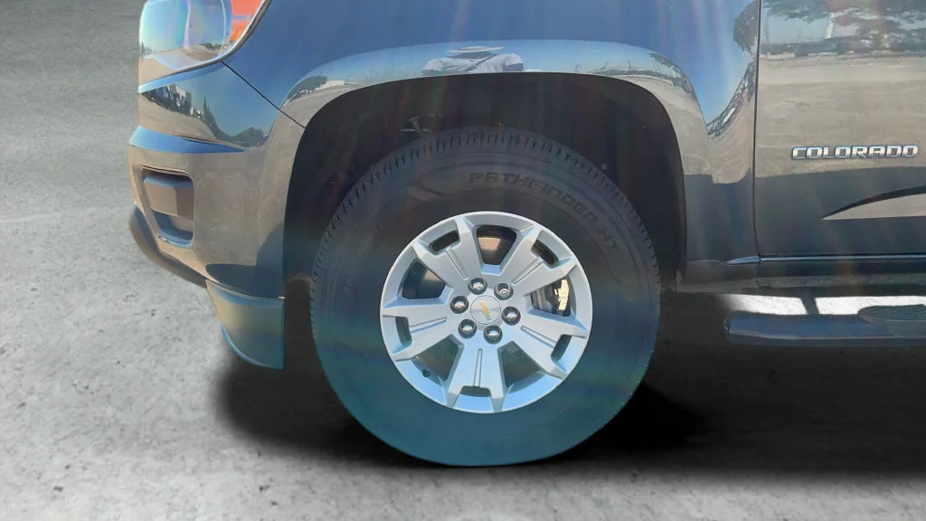 Used 2019 SHADOW GRAY METALLIC Chevrolet 2WD LT image 25