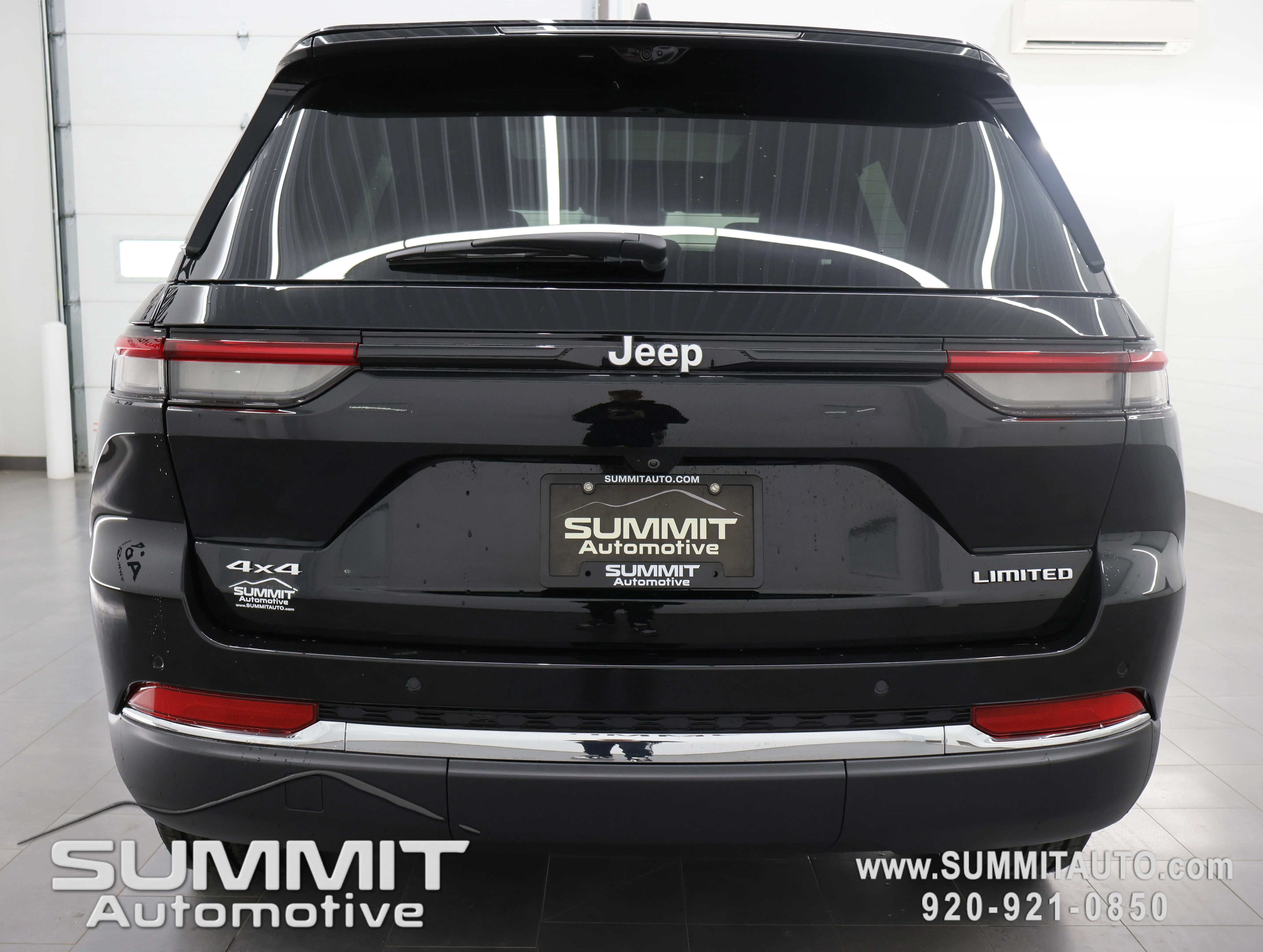 New 2025 Diamond Black Crystal Pearl-Coat Exterior Paint Jeep Limited image 30