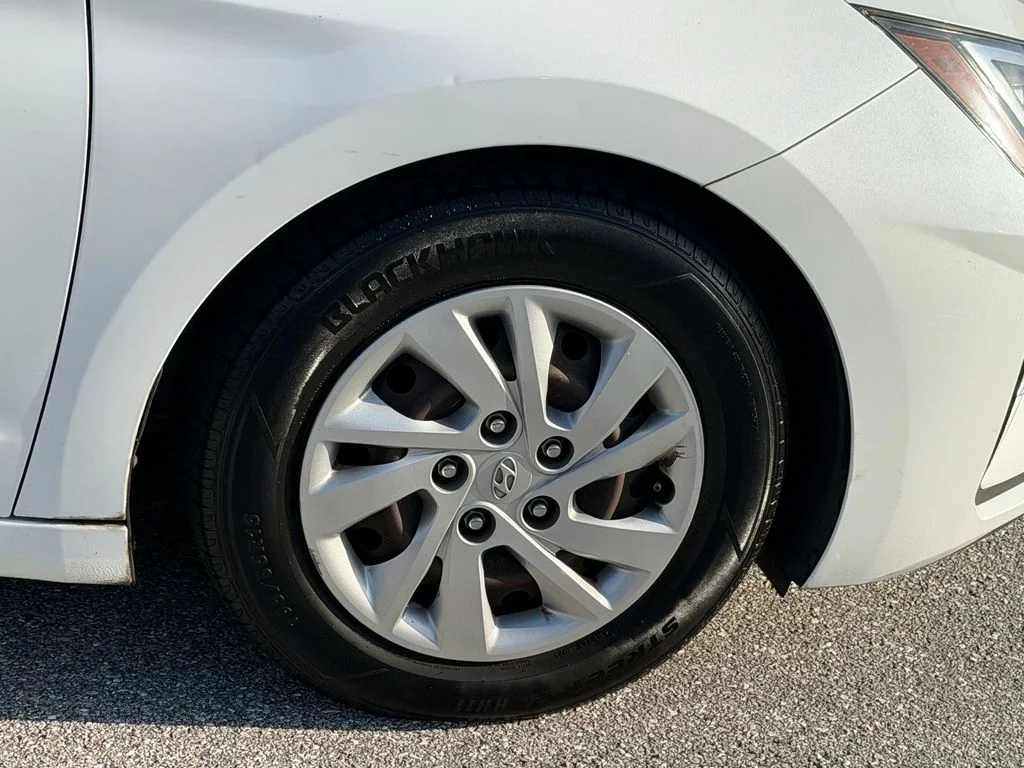 Used 2020 White Hyundai SE image 9